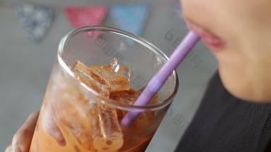 女人喝冰泰国牛奶茶